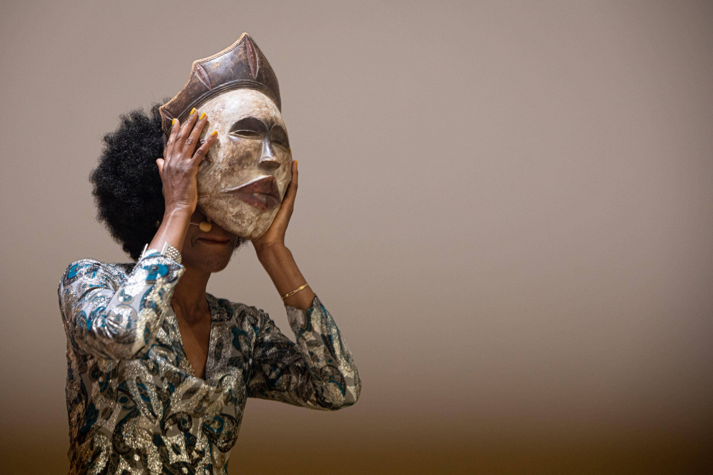 H13 Prize Performance - Woman to Woman II - Esel.at (c)